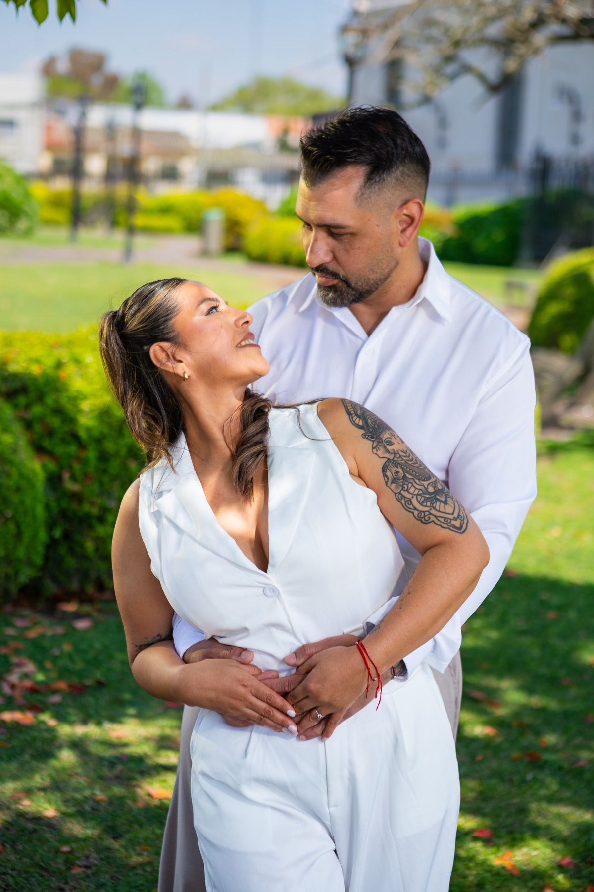 Matías y Gilda abrazados, mirándose