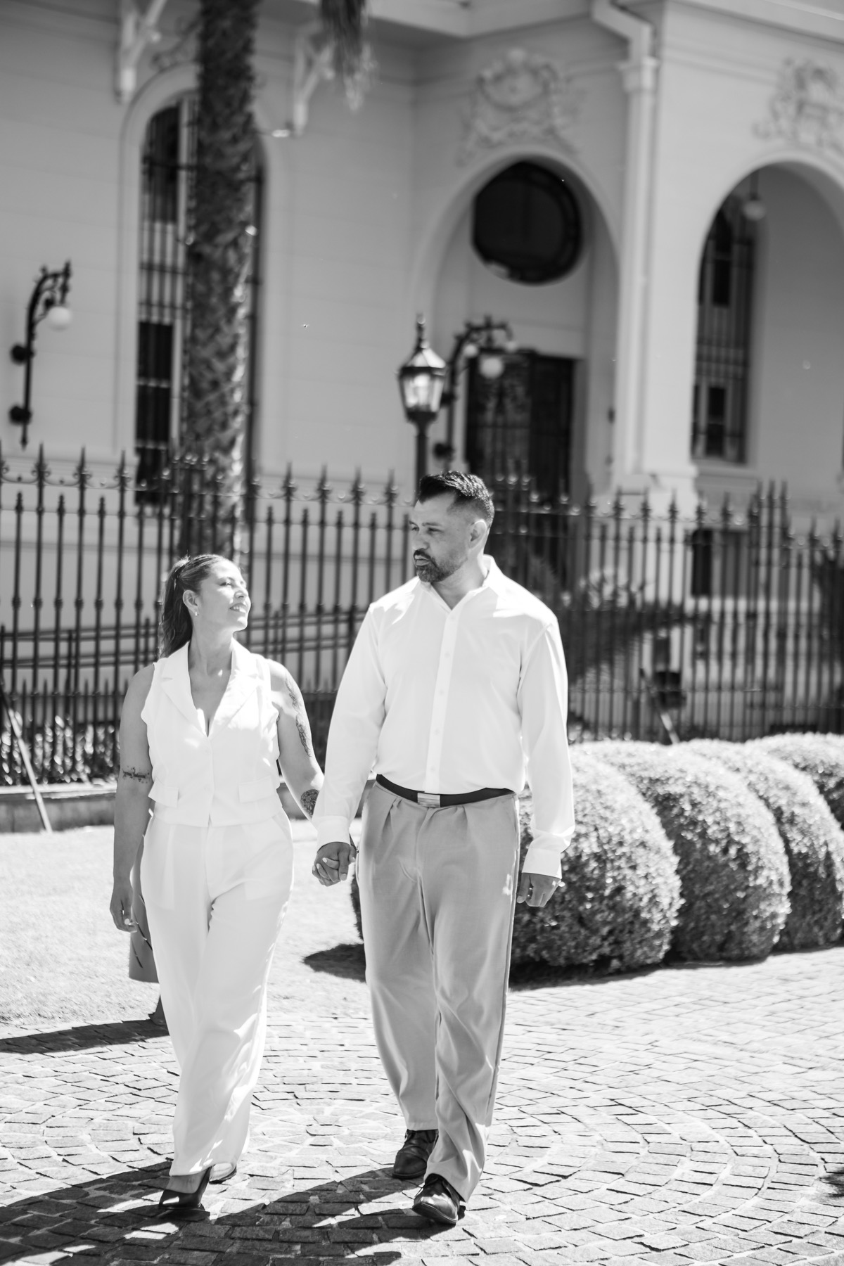 Matías y Gilda caminando de la mano