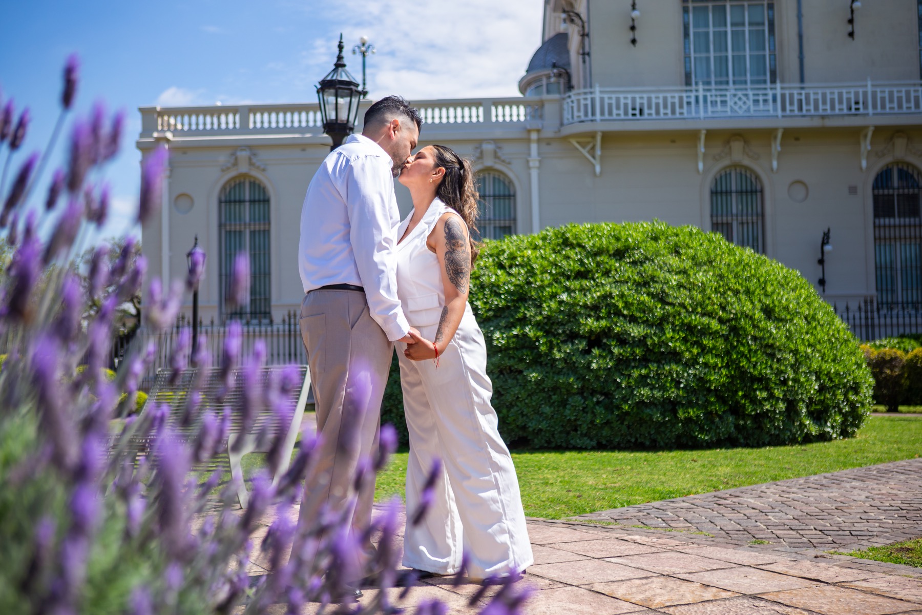 Un beso entre flores de lavanda